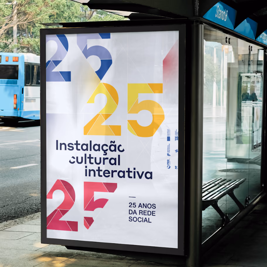 MUPI de divulgação da instalação cultural interativa ‘25 — Mosaico Social’.
