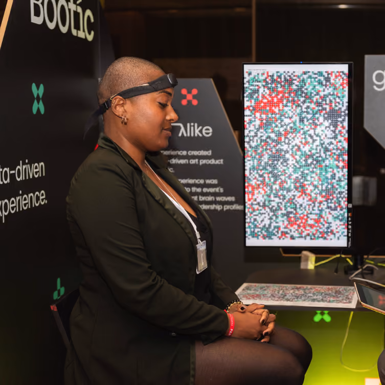 A ler as ondas cerebrais de uma visitante do TEDx Chiado para com elas produzir arte em tempo real através do FRQNCY da Bootic.