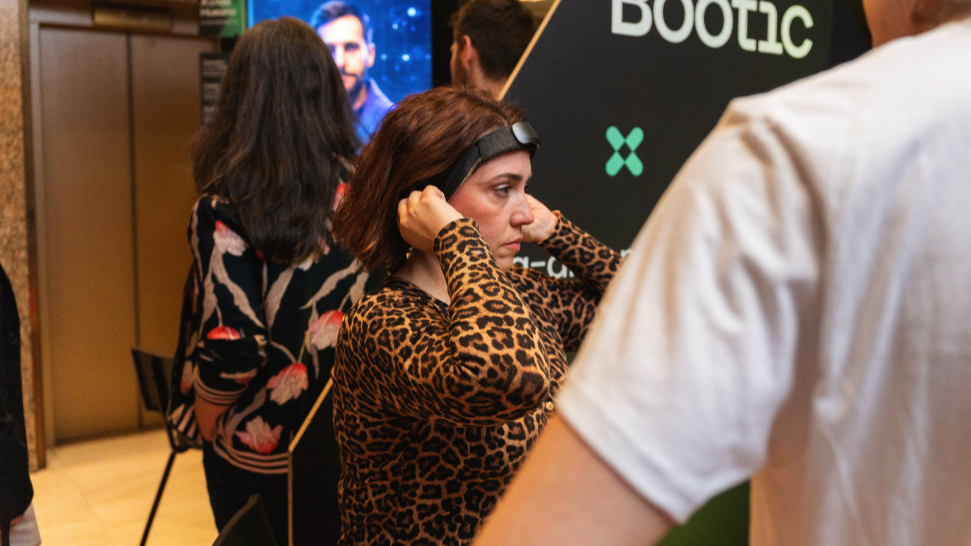 Ajuste da banda EEG antes de iniciar a leitura das ondas cerebrais de uma visitante do TEDx Chiado, transformadas em arte em tempo real através do FRQNCY, uma experiência desenvolvida pela Bootic.